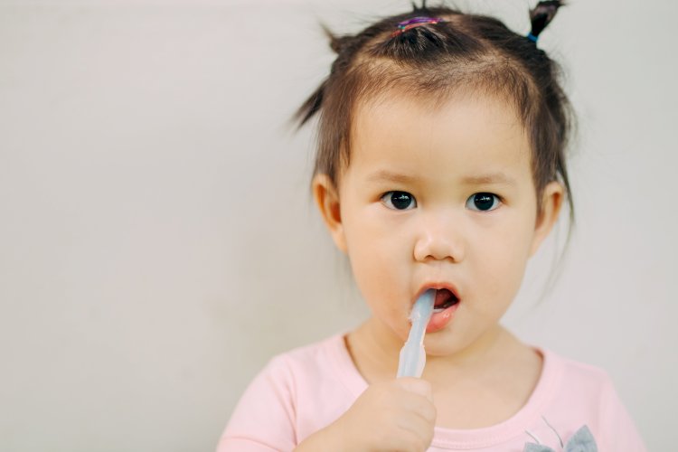 Brushing baby’s teeth- when to start and how?