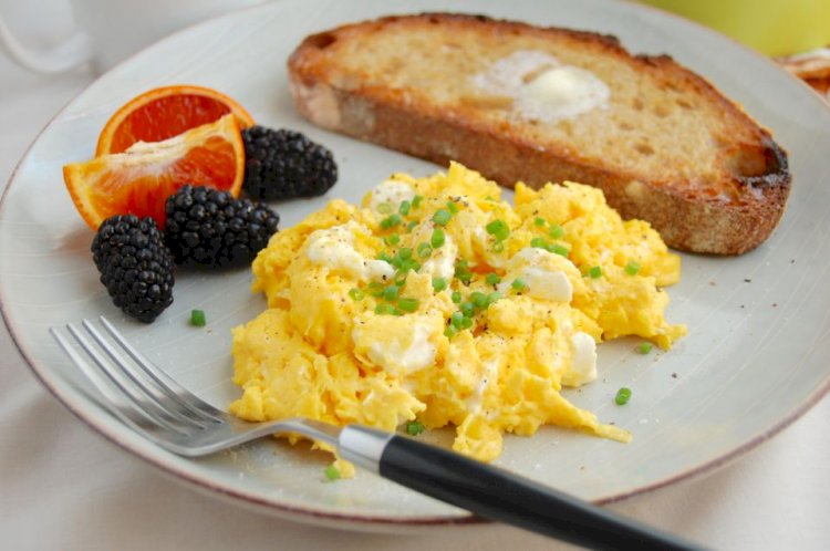 Fluffy and Cheesy Scramble Eggs 